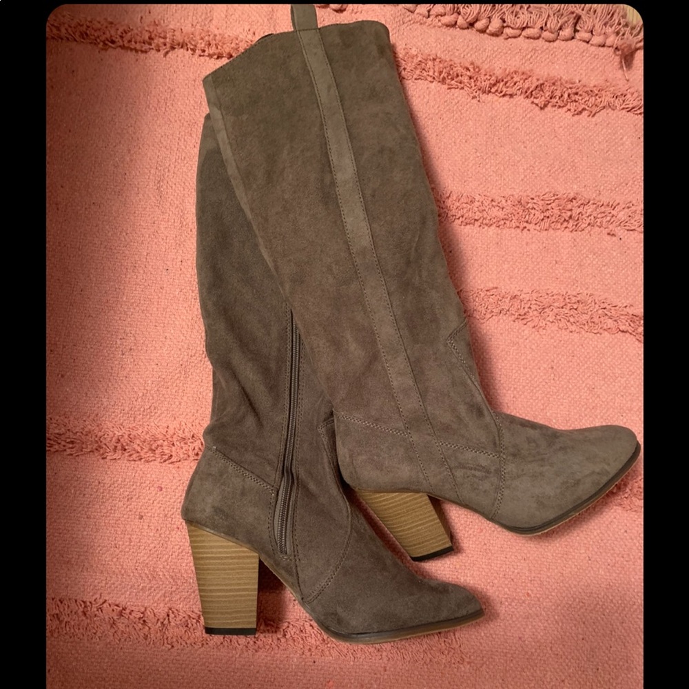 Size 8 heeled boots.